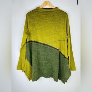 Terra SJ Apparel Green Color Block Embroidered Tunic Knit Top